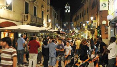 Centro storico, monta la rivolta contro sporcizia e rumori di notte
