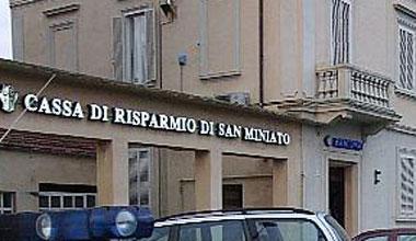 Due banditi armati di pistola rapinano la Cassa di Risparmio di San Miniato in piazza Dante