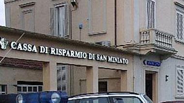 Due banditi armati di pistola rapinano la Cassa di Risparmio di San Miniato in piazza Dante