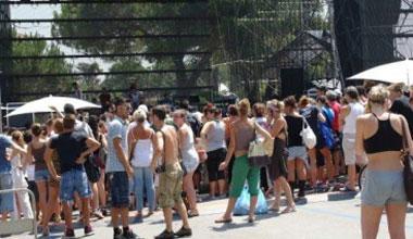 Sfidano la canicola per diventare star sui banchi di Amici