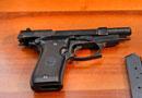 Minaccia e spara con pistola finta modificata, denunciato