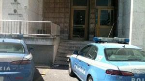 Portano via carrozzella elettrica di una disabile