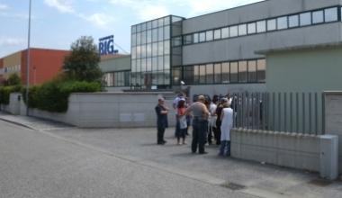 Manca l'amministratore, niente mobilità: l'ira dei dipendenti del calzaturificio bruciato