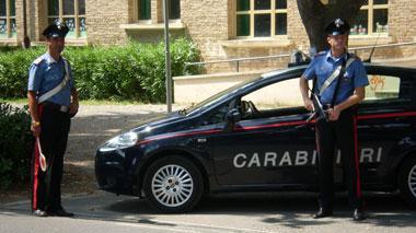 Le nega l'elemosina, lei la picchia e poi la rapina: arrestata