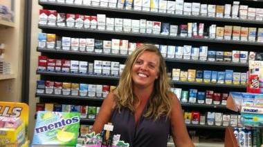 <b>IN GARA.</b> Laura Vairo al lavoro nella tabaccheria di famiglia