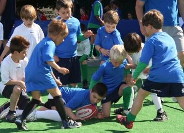 Bambini giocano a rugby 