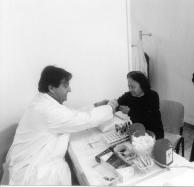 Una paziente nel momento del prelievo del sangue 