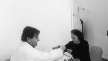 Una paziente nel momento del prelievo del sangue