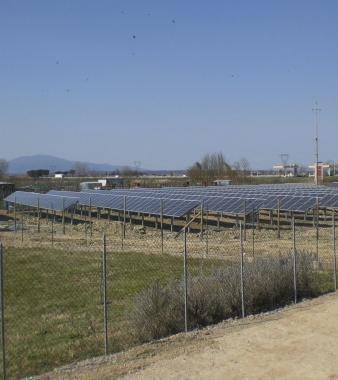 Una distesa di pannelli fotovoltaici installati nelle campagne sanminiatesi A destra il primo cittadino Vittorio Gabbanini      
