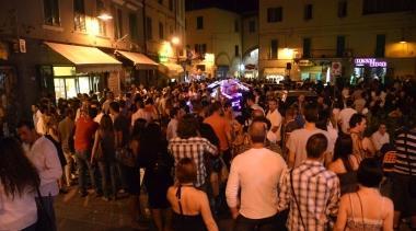 Musica in piazza, shopping e arte Torna la notte magica del giovedì