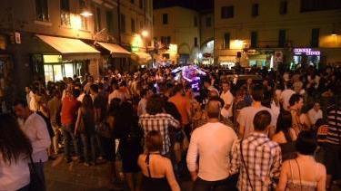 Musica in piazza, shopping e arte Torna la notte magica del giovedì