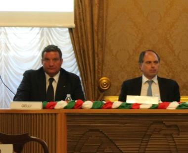 Gelli (a sinistra) durante lassemblea dellAnce 
