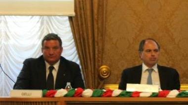 Gelli (a sinistra) durante l’assemblea dell’Ance
