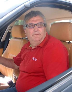 Renzo Mochi sulla sua auto 
