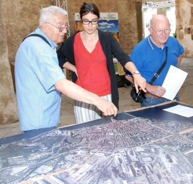 Cittadini consultano il Geoblog 
