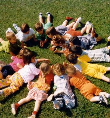 Bambini nel giardino di un asilo nido  