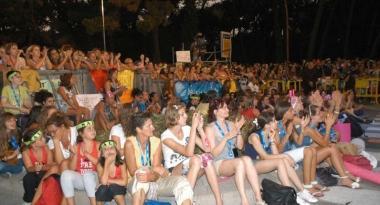 Show di "Amici", invasione a metà