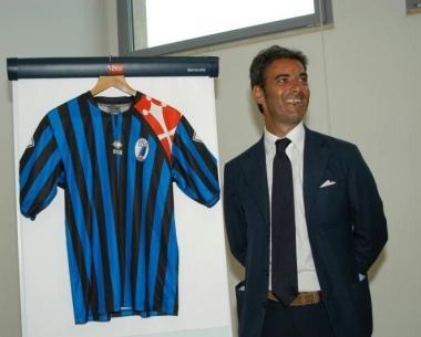 <b>AC PISA. </b>A sinistra il direttore generale Palmas con la nuova prima maglia del Pisa; qui sopra, il Comunale di Peccioli sede del ritiro; a destra unimmagine del ritiro estivo dellanno scorso a Chianciano Terme   