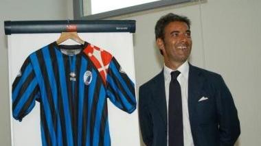 <b>AC PISA. </b>A sinistra il direttore generale Palmas con la nuova prima maglia del Pisa; qui sopra, il Comunale di Peccioli sede del ritiro; a destra un’immagine del ritiro estivo dell’anno scorso a Chianciano Terme