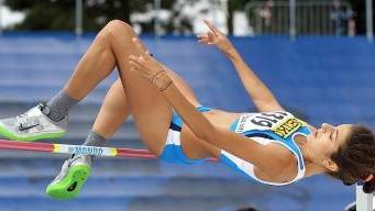 L’atleta pratese Anna Pau mentre supera l’asticella
