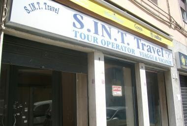 <b>AGENZIA.</b> A sx, Maurizio Faraci. Sopra, la sede legale della Sint travel 