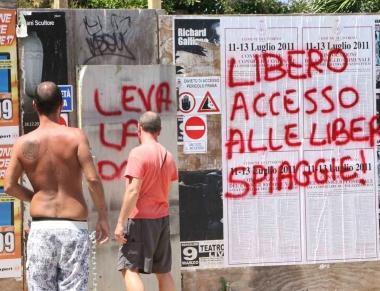 La protesta dei bagnanti contro la chiusura della spiaggia di Villa Pendola 