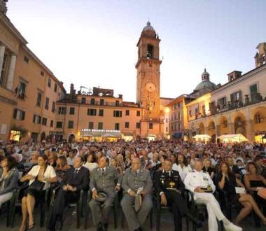 Il pubblico del Premio Bancarella affolla le piazze di Pontremoli     
