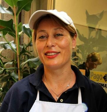 A destra in senso orario Patrizia Assirelli titolare della pescheria di via del Gelsomino, Silvia Fiorini e Gisella Ciardi dellAntico Forno e il gestore del Bar Leontina Antonio Sabatino 