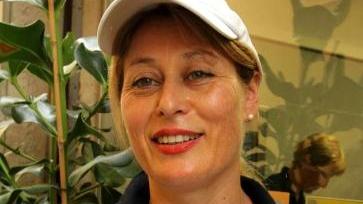 A destra in senso orario Patrizia Assirelli titolare della pescheria di via del Gelsomino, Silvia Fiorini e Gisella Ciardi dell’Antico Forno e il gestore del Bar Leontina Antonio Sabatino