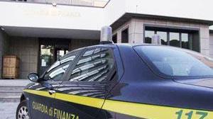 Il garage di casa trasformato in fabbrica per eroina: arrestata famiglia di cinque albanesi