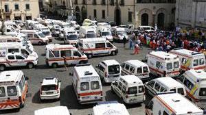 Più di 150 ambulanze in piazza per protestare contro l'Asl