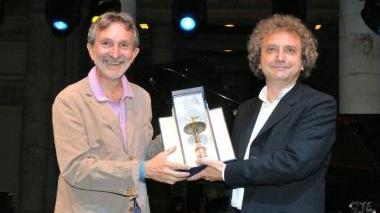 Il sindaco Giuseppe Bellandi consegna l’Airone d’oro al maestro Roberto Cacciapaglia dopo il suo concerto al Tettuccio