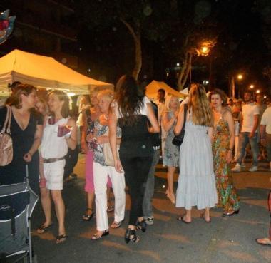 Il taglio del nastro alla Notte Bianca da parte del vicesindaco e la folla lungo la strada 
