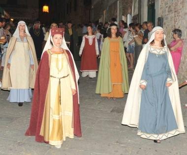 La serata medievale e il corteo storico nel borgo di Suvereto 