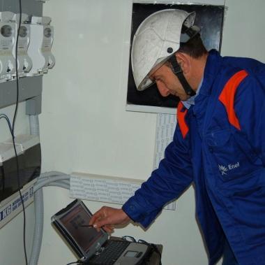 Tecnici dell’Enel al lavoro