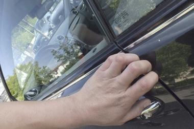 Ricostruzone: si tenta di scassinare un’auto