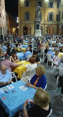 <b>BURRACO SOTTO LE STELLE.</b> La passione delle carte in piazza contagia anche la Versilia 