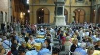 <b>BURRACO SOTTO LE STELLE.</b> La passione delle carte in piazza contagia anche la Versilia
