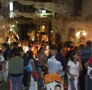 Folla di notte per le strade di Castelnuovo   