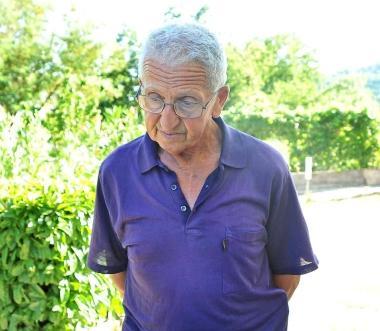 Franco Ferrari, fratello di Florio, a Villa di Cireglio A destra Silvana, moglie dell’uomo annegato, fotografata in Sardegna qualche ora dopo la tragedia