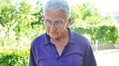 Franco Ferrari, fratello di Florio, a Villa di Cireglio A destra Silvana, moglie dell’uomo annegato, fotografata in Sardegna qualche ora dopo la tragedia