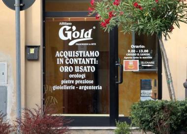 <b>COLPO. </b>La gioielleria rapinata Sotto unauto dei carabinieri     