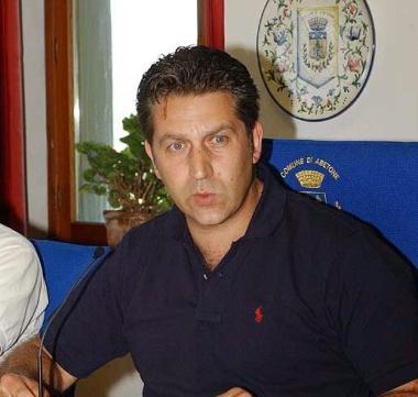 Sopra Giuseppe Montagna, responsabile enti locali di Fli A lato Roberta Marchi sindaco di Pescia 