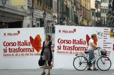 Un’immagine dei pannelli che proteggono il cantiere in Corso Italia e qui sotto il timing dei lavori