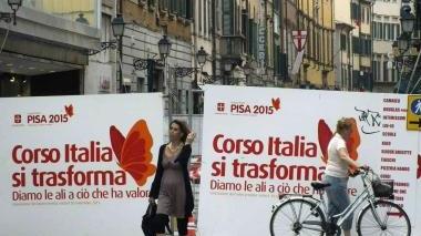 Un’immagine dei pannelli che proteggono il cantiere in Corso Italia e qui sotto il timing dei lavori