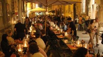 Tavoli all’aperto nel centro di Pietrasanta