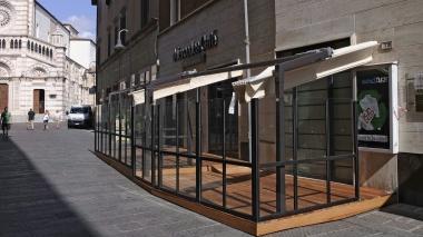 <b>VIA MANIN.</b> Ecco il gazebo già montato davanti all’ex Mercedes Caffè