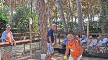Giocatori al campo bocce a Marina