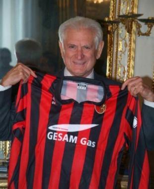 Il sindaco Mauro Favilla con la maglia della Lucchese (Vip) 