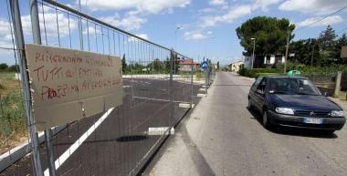 Un cartello sarcastico appeso al cantiere di Marcignana pronto da tempo